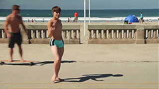 Twink blinking in the shore with speedo bulge / Novinho dançando sunga na praia